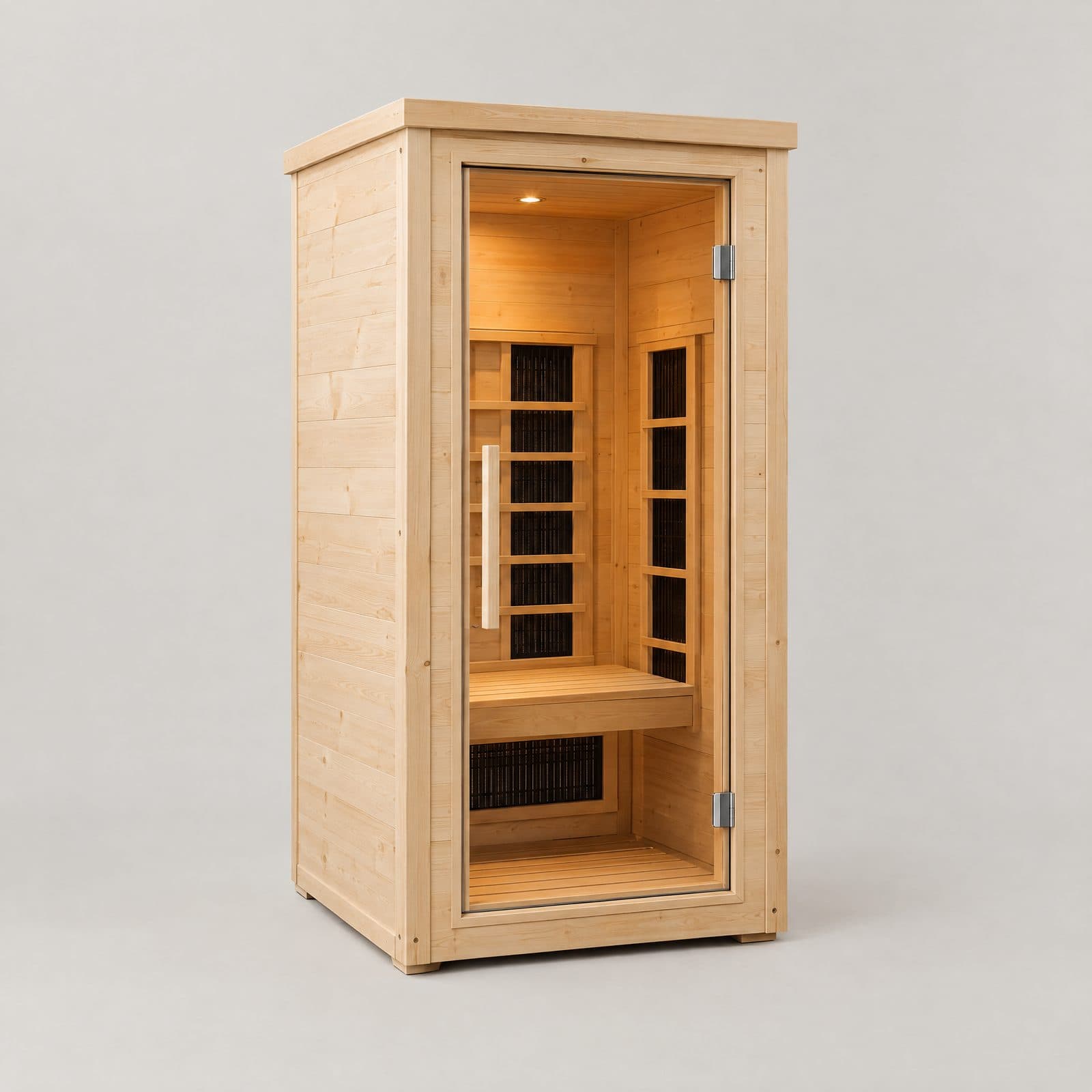 Cabine sauna infrarouge une place en épicéa clair, porte vitrée, banc et panneaux sombres visibles à travers le verre, sur fond gris clair